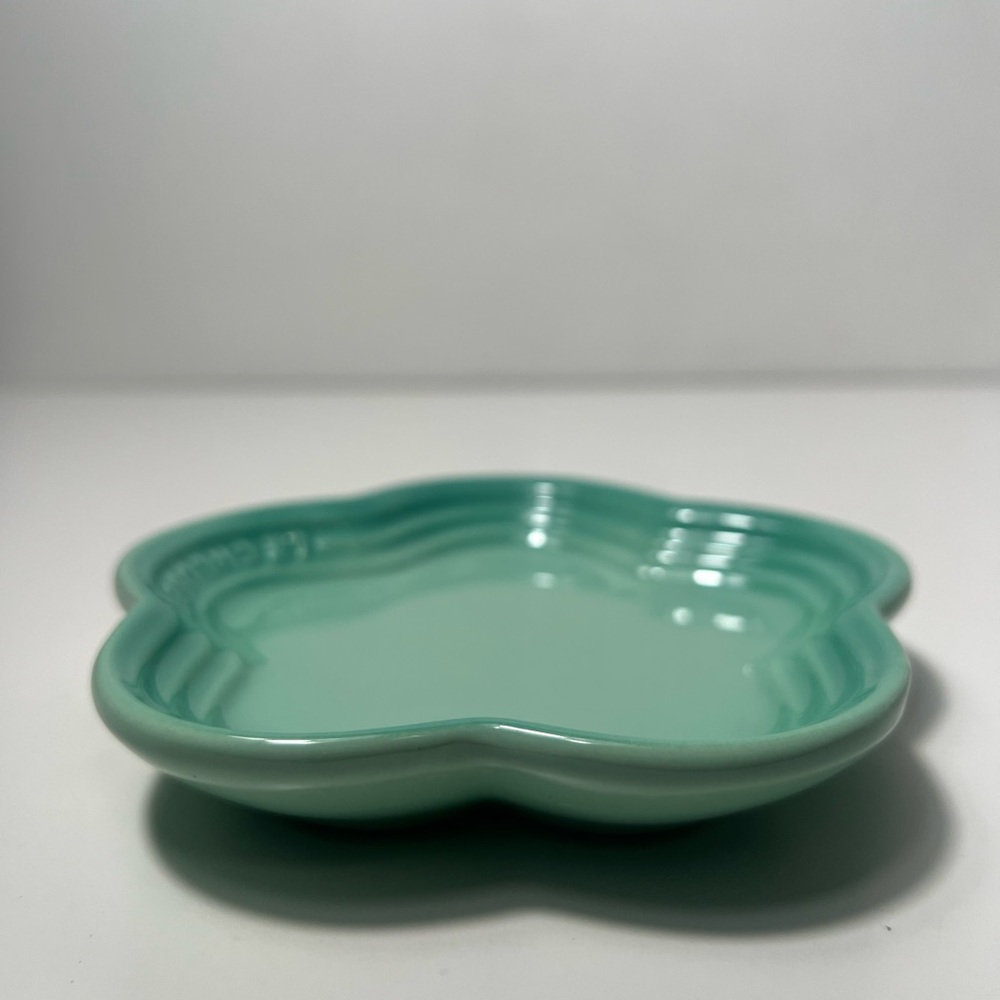 Le Creuset Stoneware Flower Petal Scalloped Trinket Dish Plate Tray - Picture 7 of 11